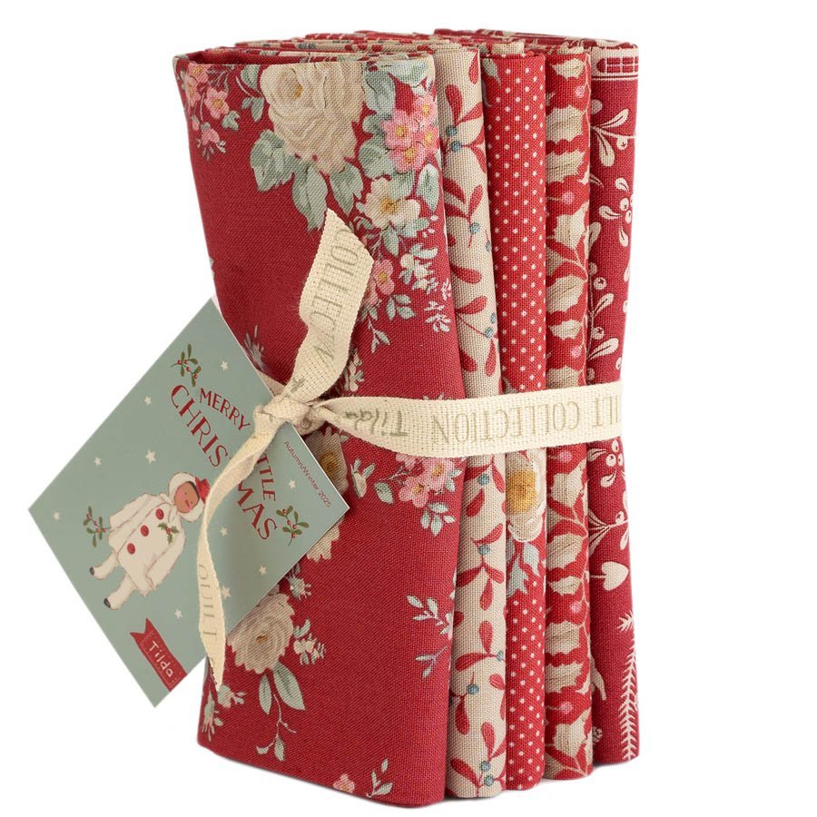 Tilda Merry Little Christmas – Fat Quarter Bundle, Red (5 fabrics) (Pre-order July 2027)